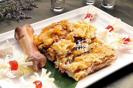 相府锅烧肘：肘子去骨卖!