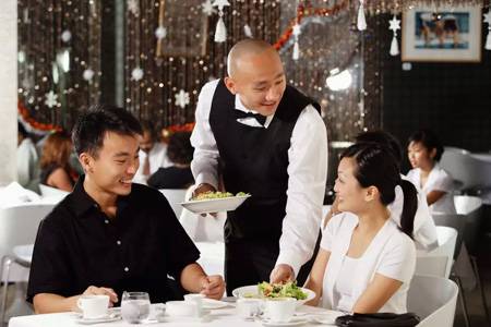 方法：服务员推销菜品遭拒，只需说几句话就全搞定！(超实用）