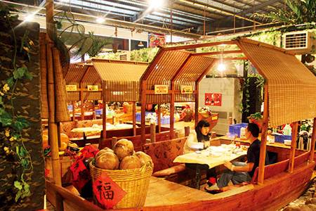 独家：25年40家直营店，店店门前排大队