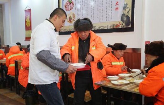 【暖新闻】太原爱心餐馆为环卫工人送上免费早餐