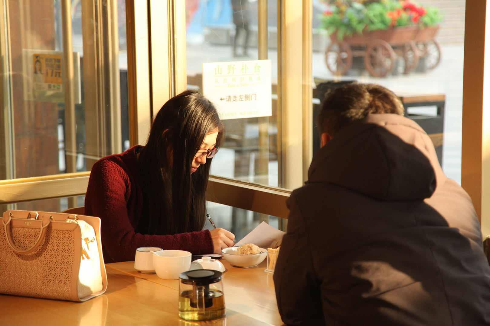 法律上没有硬性规定 餐厅加收服务费到底合理吗？