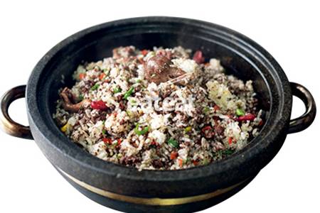 石锅血鸽拌饭：鸽血同烹是特色！