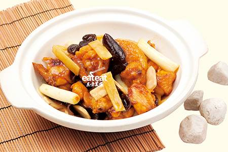 沙姜云耳焖鸡煲：鸡肉先炸再啫！