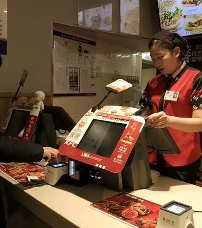 肯德基收银台设置小白盒 意在提升销售额