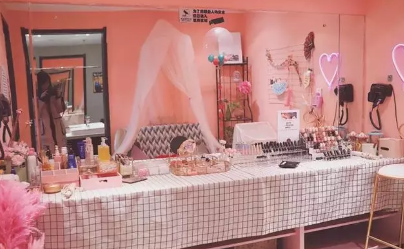 很多女孩，为了去洗手间而来这家餐厅吃火锅