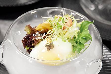 低温泉水蛋配蔬菜色拉