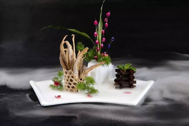 重拳！网络餐饮无证、借用（冒用）证照涉嫌犯罪的移送警方丨美团14家外卖……