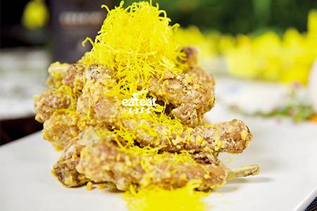 黄金蟹黄排:蛋黄焗外酥里嫩！