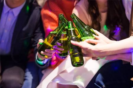 方法：靠一张“存酒卡”，这家餐厅一个月轻松20万现金流！