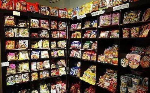 10平小店，凭借泡面，月入15万，火了10年