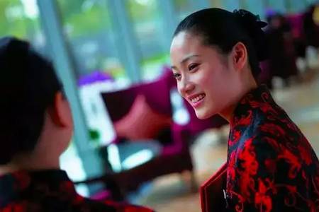 方法：17岁追随张勇做服务员，海底捞上市后身价30亿：中国最牛服务员