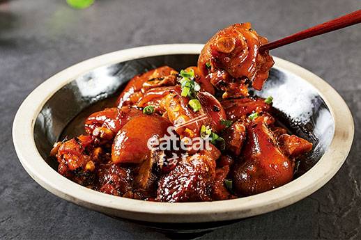 梅香猪脚：先压后蒸！