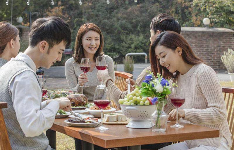 年轻群体成餐饮消费主力军，抓住潮流餐企才能焕发品牌活力 