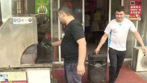 男子吃烤肉支付1400元说不用找了，良心老板报警退钱
