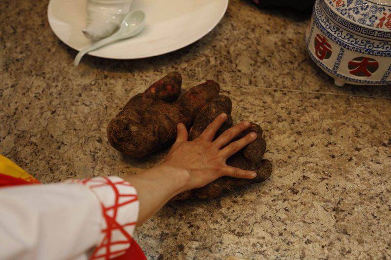 大厨的装备五花八门，都想在美食交流大会上金榜题名