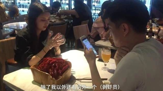 餐厅美女代剥小龙虾月入万元引“口水战”，网友：玩噱头？