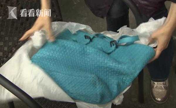 女子吃火锅名包被烤坏，火锅店被判赔偿1万5