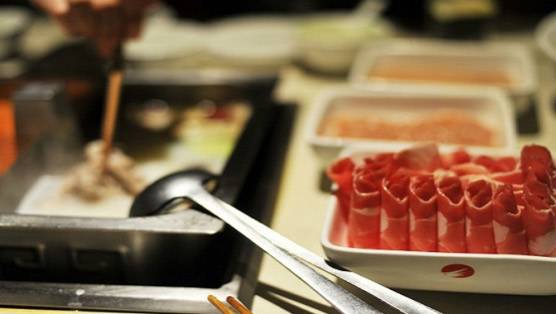 海底捞、呷哺呷哺财务经营指标大PK