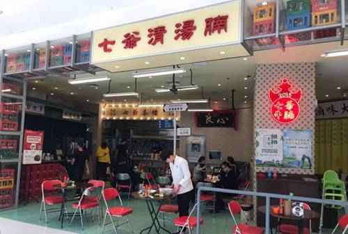 明星们都纷纷跨界开餐厅 李宇春却开了个菜市场