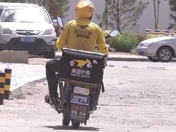 外卖小哥送餐的箱子竟成了小偷隐藏赃物的工具