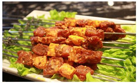北京一烧烤店晒出问题串串，规范山寨店的食品安全仍是重点？