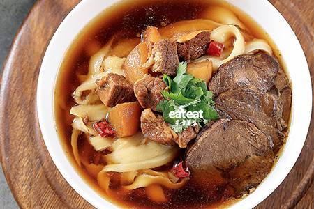 红烧牛肉面：两种汤料成美味!