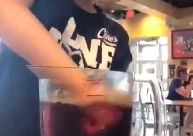 快餐店女店员在制作中将手臂伸进茶桶搅拌，还让同事拍视频取乐