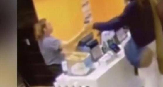 男子快餐店要求续杯被拒，竟怒泼100度咖啡致店员3度烫伤