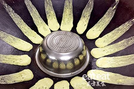 怎么做焦黄酥脆的锅边馍？