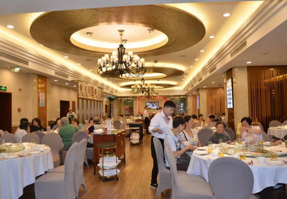 面对顾客投诉，服务员如何应对？