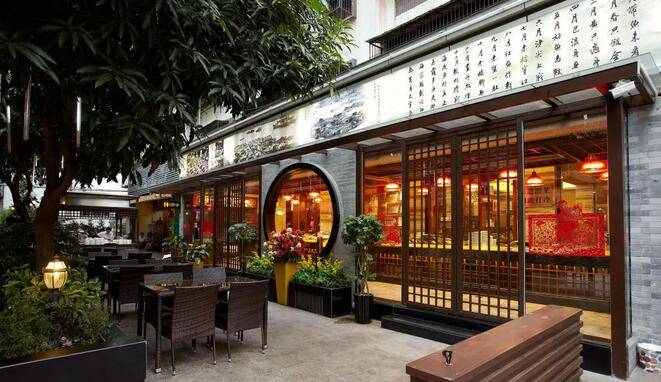 经营夜宵18年，2000平店面，高峰期一天接待7000人