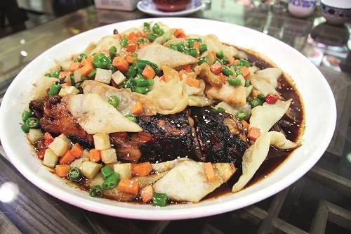 走油凤爪烧鱼头