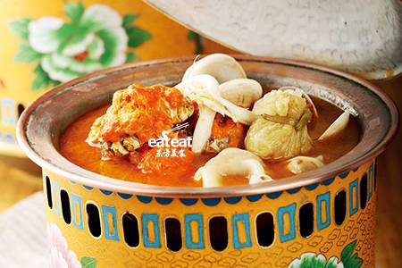 紫蟹银鱼锅：先熬蟹汤 盖盖焖制!