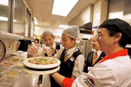 方法：一家优秀的餐厅，服务员应该是这样的……