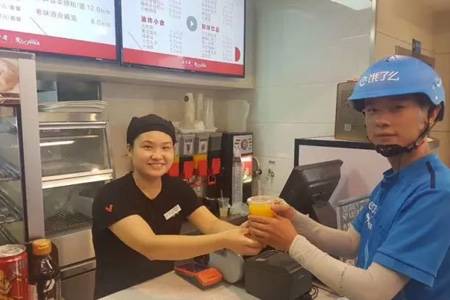 方法：餐厅迎宾三句话，第一时间将顾客拉进店里！