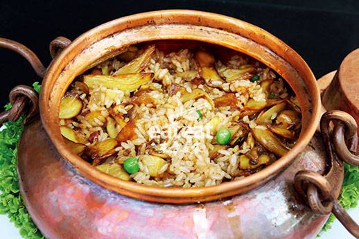 铜锅牛肝菌焖饭