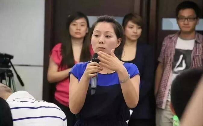 17岁追随张勇做服务员，海底捞上市后身价30亿：中国最牛服务员