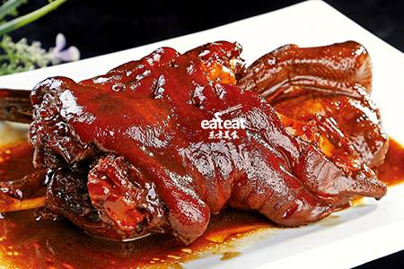 酱焖鸭：捆绑猪手来焖制