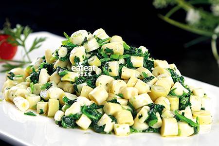 碧绿小野笋：汤和火腿来煲制！