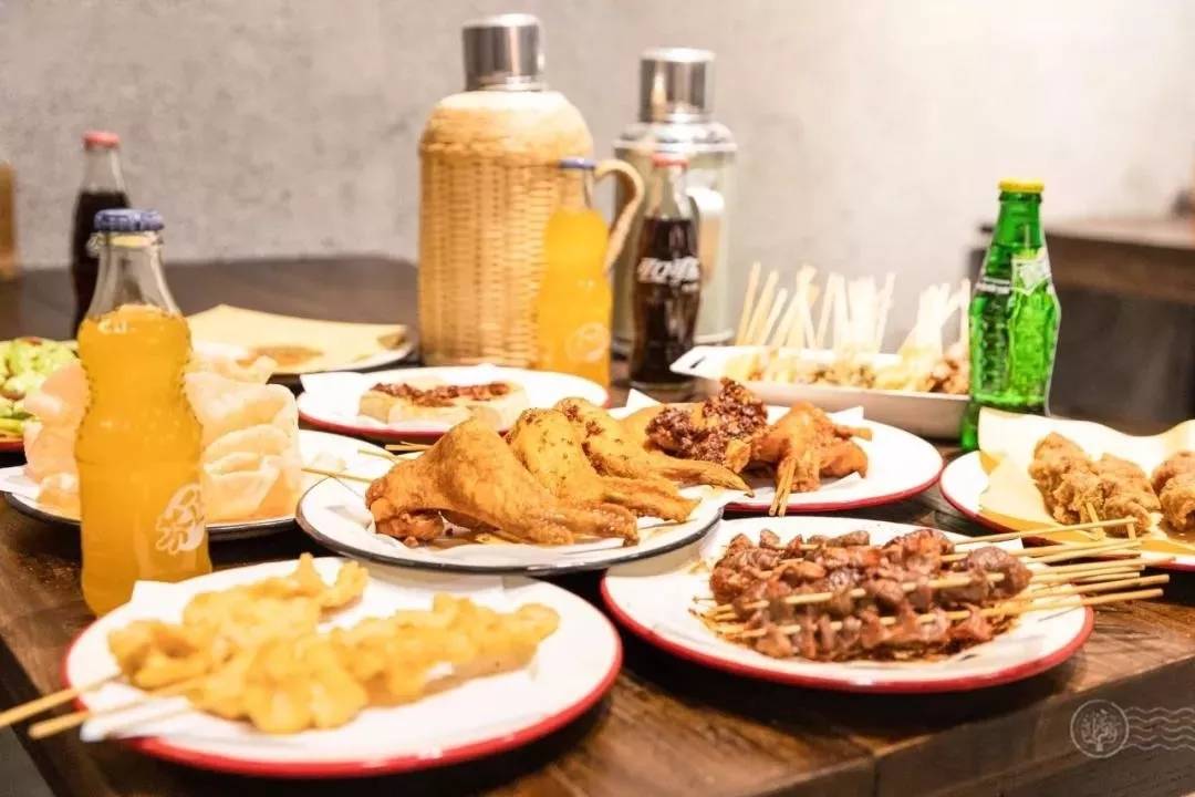 撸串只知道路边摊？现在流行“老土”的串店设计了！