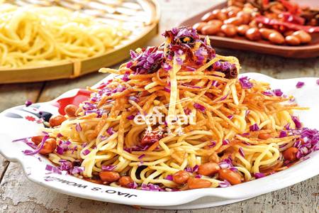 脆皮凉面：鸭饼切丝油炸脆！