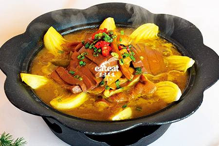 酸菜鸭血肥肠暖锅