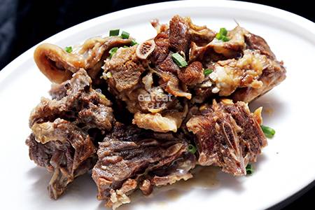 大山后旗风干肘子：淘米水泡肘子。