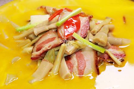 金汤芦笋腊肉