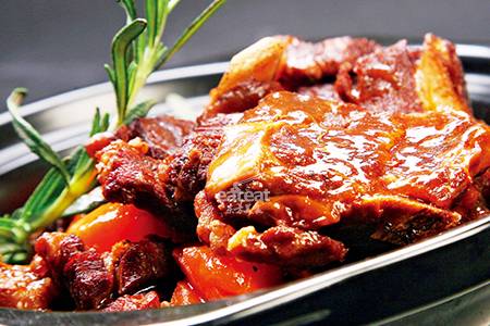 红烧牛肋排：加入花生酱可增香。