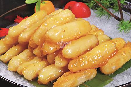 冰酥山药：先拔丝再冰镇。