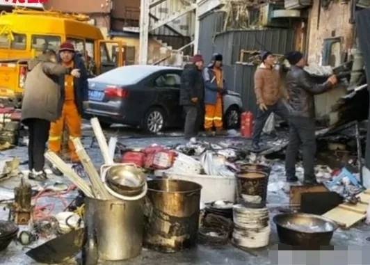 擅离职守，跑去看人打架引发火灾的厨师该如何处罚？