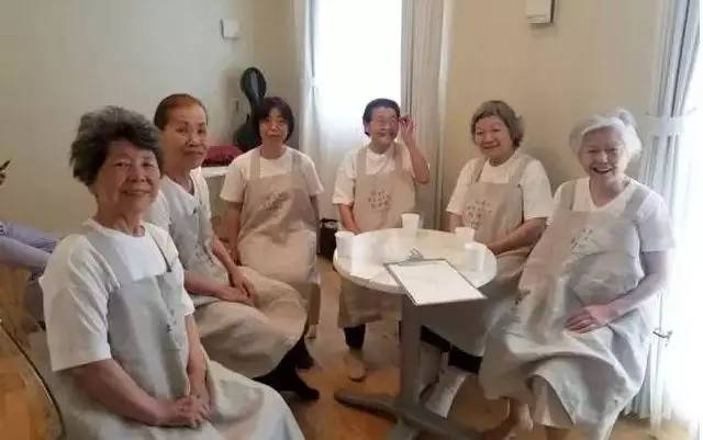 这家餐厅服务员是6个老奶奶，天天上错菜，却让人来了都不想走！