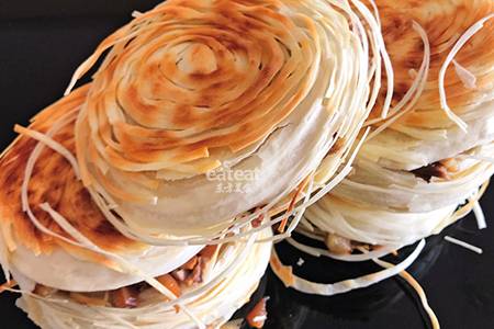 潼关肉夹馍：分次加水分次饧发