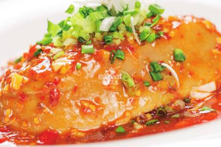 东坡肘子：小火慢炖更酥软